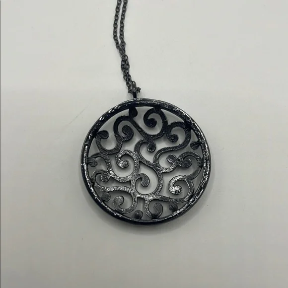 Elegant Black Pendant Necklace - Picture 5 of 5